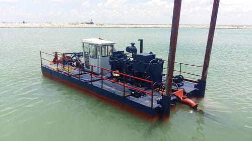 Embarcación de dragado en operación